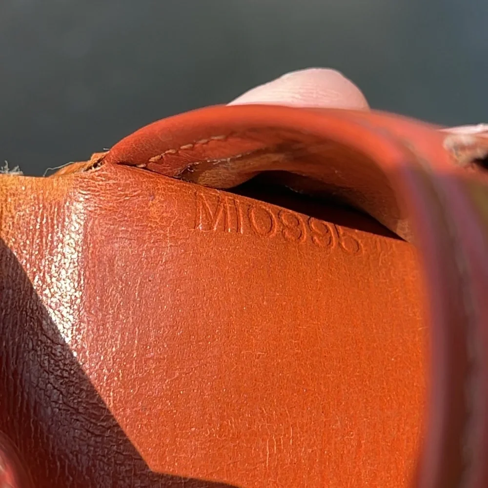 🍂Men’s bifold epi Louis Vuitton wallet - Picture 9 of 10